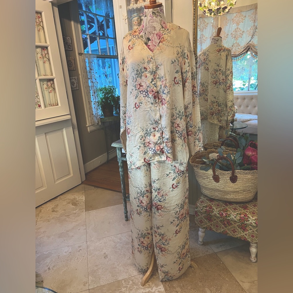 So soft and gorgeous 100% Silk floral pajama set size L floral roses with lace